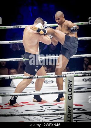 ARNHEM - Kickboxer Rico Verhoeven en action contre Levi Rigters dans la finale du Grand Prix poids lourds GLOIRE dans l'Arnhem Gelredome. ANP ROBIN UTRECHT Banque D'Images