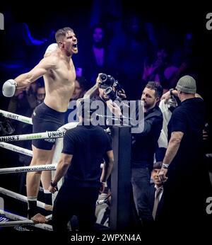 ARNHEM - Kickboxer Rico Verhoeven en action contre Levi Rigters dans la finale du Grand Prix poids lourds GLOIRE dans l'Arnhem Gelredome. ANP ROBIN UTRECHT Banque D'Images