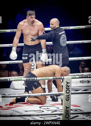 ARNHEM - Kickboxer Rico Verhoeven en action contre Levi Rigters dans la finale du Grand Prix poids lourds GLOIRE dans l'Arnhem Gelredome. ANP ROBIN UTRECHT Banque D'Images