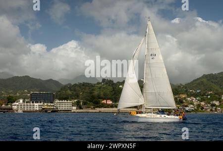 Un yacht naviguant près de Roseau, Dominique Banque D'Images