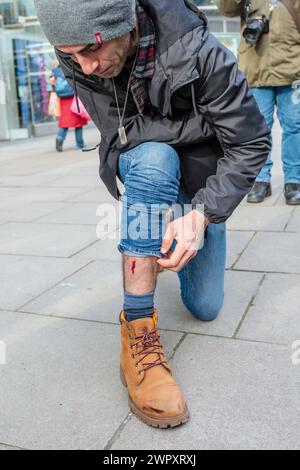 Victoria, Londres, Royaume-Uni. 9 mars 2024. Iranin basé à Londres, Niyak Ghorbani, a été arrêté lors de la marche pro-Palestine d'aujourd'hui par la police métropolitaine après avoir été agressé par plusieurs manifestants pour avoir affiché une banderole disant "le Hamas est terroriste" M. Ghorbani a reçu une coupure au tibia lors de l'attaque. Photo par Amanda Rose/Alamy Live News Banque D'Images