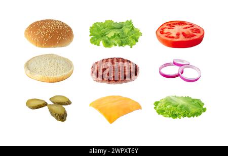 Savoureux ingrédients colorés de sandwich isolés sur blanc. Hamburger avec patty de viande de bœuf hachée, fromage, laitue, tomate, oignon, cornichons et petits pains avec Banque D'Images