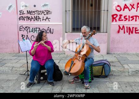 Oaxaca, Mexique - Un homme et une femme jouent de la musique classique à la basse et à la flûte. Ils jouent pour obtenir des conseils sur l'Alcala, une rue piétonne. Banque D'Images