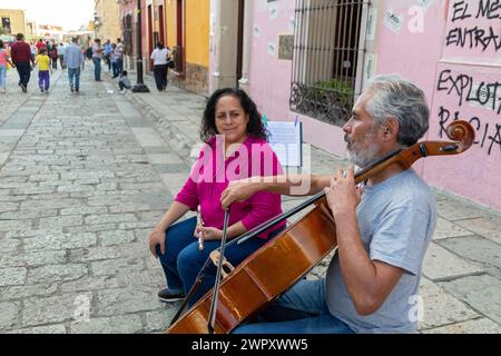 Oaxaca, Mexique - Un homme et une femme jouent de la musique classique à la basse et à la flûte. Ils jouent pour obtenir des conseils sur l'Alcala, une rue piétonne. Banque D'Images