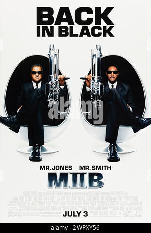 Men in Black II (2002) réalisé par Barry Sonnenfeld et mettant en vedette Tommy Lee Jones, Will Smith et Rip Torn. L'agent J est envoyé pour trouver l'agent K et restaurer sa mémoire après la réapparition d'une affaire du passé de K. Photographie d'une affiche originale US d'une feuille de 2002. ***USAGE ÉDITORIAL UNIQUEMENT*** crédit : BFA / Sony Pictures release Banque D'Images