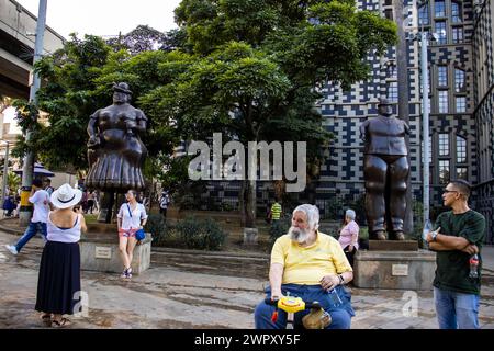 MEDELLIN, COLOMBIE - 17 JANVIER 2024 : touristes visitant les sculptures en bronze réalisées par le célèbre artiste colombien Fernando Botero à Medellin. Banque D'Images