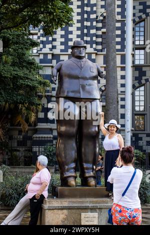 MEDELLIN, COLOMBIE - 17 JANVIER 2024 : touristes visitant les sculptures en bronze réalisées par le célèbre artiste colombien Fernando Botero à Medellin. Banque D'Images