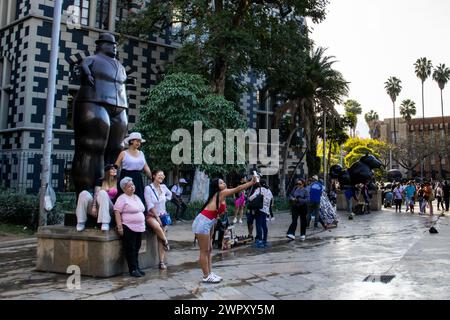 MEDELLIN, COLOMBIE - 17 JANVIER 2024 : touristes visitant les sculptures en bronze réalisées par le célèbre artiste colombien Fernando Botero à Medellin. Banque D'Images