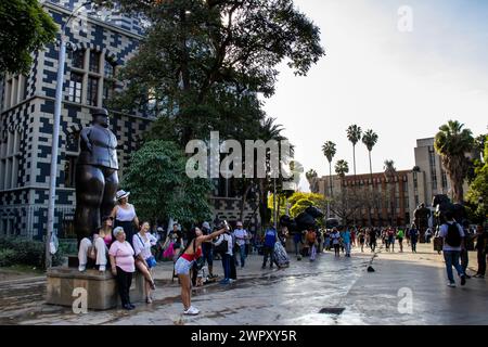 MEDELLIN, COLOMBIE - 17 JANVIER 2024 : touristes visitant les sculptures en bronze réalisées par le célèbre artiste colombien Fernando Botero à Medellin. Banque D'Images