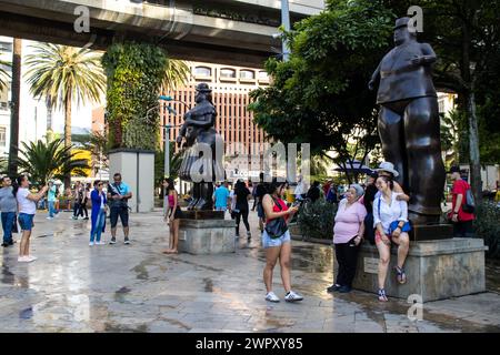 MEDELLIN, COLOMBIE - 17 JANVIER 2024 : touristes visitant les sculptures en bronze réalisées par le célèbre artiste colombien Fernando Botero à Medellin. Banque D'Images