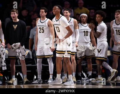 Nashville, Tennessee, États-Unis. 9 mars 2024. Le garde des Commodores de Vanderbilt, Malik Presley (13 ans), réagit après qu'un coéquipier ait fait un tir de trois points lors du match par équipes contre la Floride. (Crédit image : © Camden Hall/ZUMA Press Wire) USAGE ÉDITORIAL SEULEMENT! Non destiné à UN USAGE commercial ! Banque D'Images