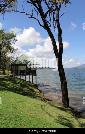 Lac avec de l'eau, des arbres et une plate-forme d'observation au barrage d'Awoonga dans le Queensland, Australie Banque D'Images