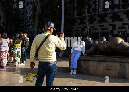 MEDELLIN, COLOMBIE - 17 JANVIER 2024 : touristes visitant les sculptures en bronze réalisées par le célèbre artiste colombien Fernando Botero à Medellin. Banque D'Images