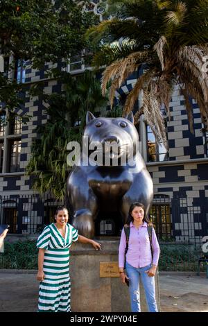 MEDELLIN, COLOMBIE - 17 JANVIER 2024 : touristes visitant les sculptures en bronze réalisées par le célèbre artiste colombien Fernando Botero à Medellin. Banque D'Images