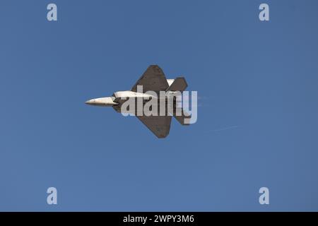 Le F-22 Raptor de l'US Air Force (USAF) avec l'équipe de démonstration du F-22 Raptor de l'USAF, effectue un survol pendant l'exposition pour enfants de l'Airshow à la Marine corps Air Station Yuma, Arizona, le 8 mars 2024. L'événement a présenté des performances d'avions militaires et d'équipements au sol ainsi que des présentations de carrière éducatives qui ont permis aux enfants ayant des besoins spéciaux de profiter du Yuma Airshow 2024 dans un environnement contrôlé. (Photo du corps des Marines des États-Unis par le caporal Jade K. Venegas) Banque D'Images