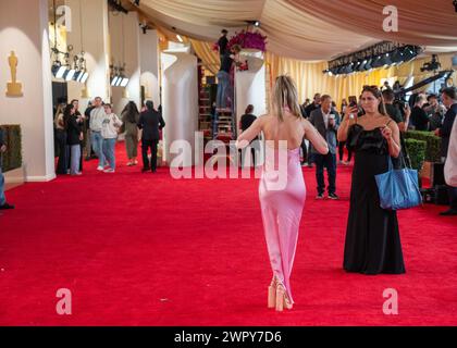 Los Angeles, États-Unis. 09 mars 2024. Les travailleurs préparent le tapis rouge pour les arrivées à la veille de la 96e cérémonie annuelle des Academy Awards dans la section hollywoodienne de Los Angeles, Californie, le samedi 9 mars 2024. La 96e cérémonie des Oscars aura lieu au Dolby Theatre le 10 mars 2024. Photo de Pat Benic/UPI crédit : UPI/Alamy Live News Banque D'Images