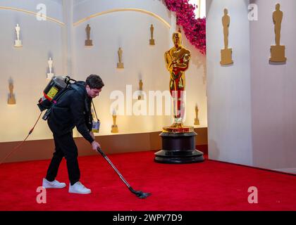 Los Angeles, États-Unis. 09 mars 2024. Les travailleurs préparent le tapis rouge pour les arrivées à la veille de la 96e cérémonie annuelle des Academy Awards dans la section hollywoodienne de Los Angeles, Californie, le samedi 9 mars 2024. La 96e cérémonie des Oscars aura lieu au Dolby Theatre le 10 mars 2024. Photo de Pat Benic/UPI crédit : UPI/Alamy Live News Banque D'Images