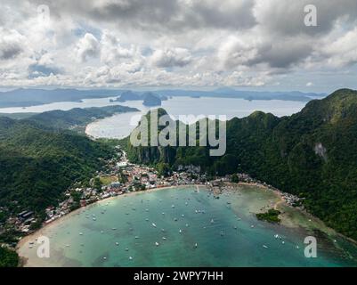 Ville côtière à El Nido. Eau de mer turquoise avec bateaux touristiques. Palawan. Philippines. Banque D'Images
