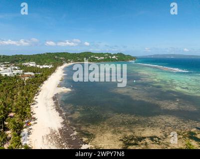 Bulabog Beach avec sable blanc et eau turquoise et vagues. Boracay, Philippines. Banque D'Images