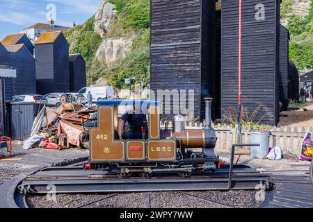 Hastings miniature Railway Engine 'Pilgrim' sur une plaque tournante et des magasins de filet en bois noir dans le stade dans la vieille ville de Hastings, East Sussex, Angleterre Banque D'Images