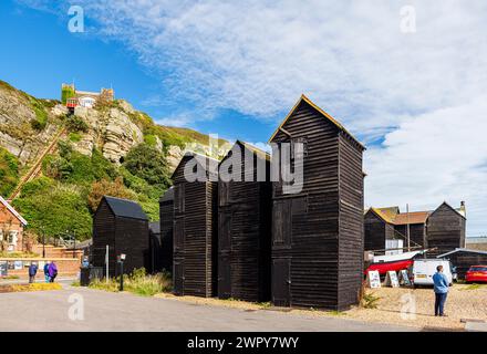 Magasins traditionnels de filet en bois noir dans le stade dans le quartier historique de la vieille ville de Hastings, East Sussex, Angleterre Banque D'Images