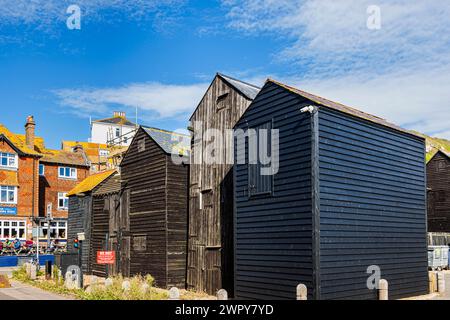 Magasins traditionnels de filet en bois noir dans le stade dans le quartier historique de la vieille ville de Hastings, East Sussex, Angleterre Banque D'Images