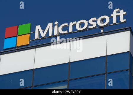 Bucarest, Roumanie - 03 mars 2024 : le logo Microsoft est visible au-dessus de son siège social à Bucarest, Roumanie. Cette image est réservée à un usage éditorial. Banque D'Images