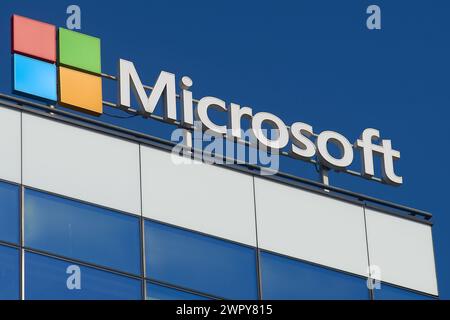 Bucarest, Roumanie - 03 mars 2024 : le logo Microsoft est visible au-dessus de son siège social à Bucarest, Roumanie. Cette image est réservée à un usage éditorial. Banque D'Images