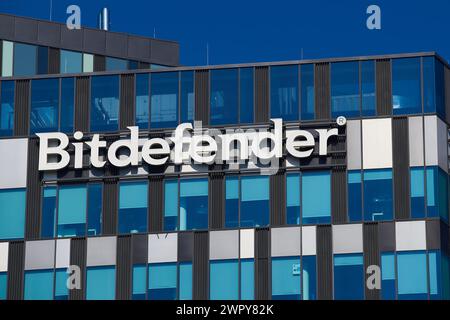 Bucarest, Roumanie - 03 mars 2024 : le logo de la société roumaine Bitdefender, spécialisée dans la cybersécurité et les logiciels anti-virus, est visible au sommet de l'Orhideea Banque D'Images