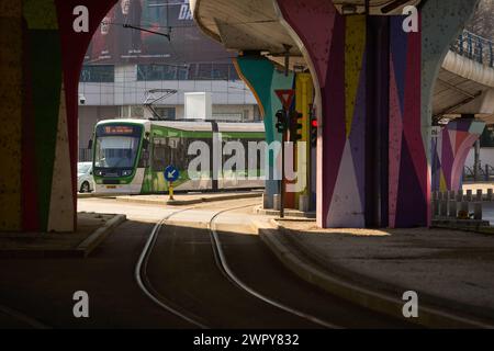 Bucarest, Roumanie - 03 mars 2024 : ASTRA Imperio Metropolitan, tramway roumain à double articulation avec plancher bas et capacité de transport élevée. Banque D'Images