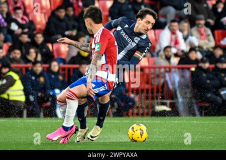 Grenade, Espagne. 09 mars 2024. Mikel Oyarzabal de la Real Sociedad pilote le ballon devant Ricard Sánchez de Granada CF lors du match de Liga entre Granada CF et Real Sociedad au stade Nuevo Los Cármenes le 09 mars 2024 à Grenade, Espagne. (Photo de José M Baldomero/Pacific Press) crédit : Pacific Press Media production Corp./Alamy Live News Banque D'Images