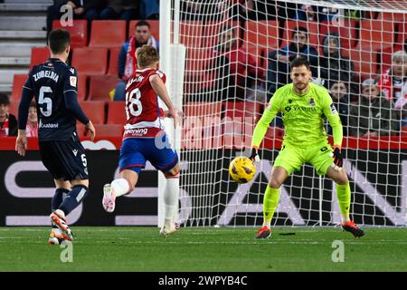 Grenade, Grenade, Espagne. 9 mars 2024. Kamil Jozwiak de Granada CF poursuit le ballon devant Alejandro Remiro de Real Sociedad lors du match de Liga entre Granada CF - Real Sociedad au stade Nuevo Los CÃrmenes le 09 mars 2024 à Grenade, Espagne. (Crédit image : © José M Baldomero/Pacific Press via ZUMA Press Wire) USAGE ÉDITORIAL SEULEMENT! Non destiné à UN USAGE commercial ! Banque D'Images