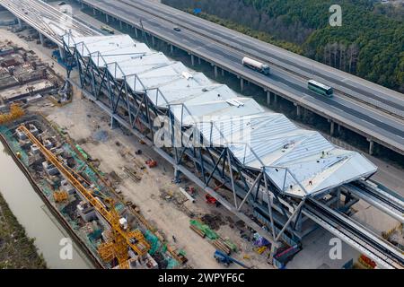 SHANGHAI, CHINE - 27 MAI 2017 - une photo aérienne montre la construction de la gare de Xicen de l'extension ouest de la ligne ferroviaire 17 de Shanghai à Qingpu d Banque D'Images