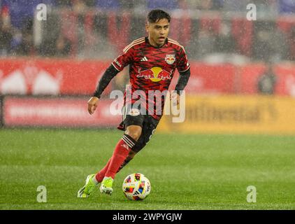 Harrison, NJ, États-Unis. 09 mars 2024. Le milieu de terrain des Red Bulls de New York Frankie Amaya (8 ans) lors du match en MLS entre le FC Dallas et les Red Bulls de New York au Red Bull Arena de Harrison, NJ Mike Langish/CSM/Alamy Live News Banque D'Images