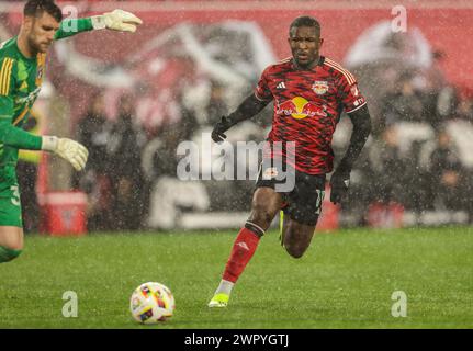 Harrison, NJ, États-Unis. 09 mars 2024. L'attaquant des Red Bulls de New York Elias Manoel (11 ans) lors du match en MLS entre le FC Dallas et les Red Bulls de New York au Red Bull Arena de Harrison, NJ Mike Langish/CSM/Alamy Live News Banque D'Images