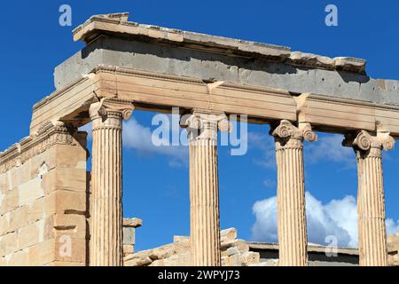 Vue sur les colonnes de Propylaea, la porte monumentale qui sert d'entrée à l'Acropole. Banque D'Images