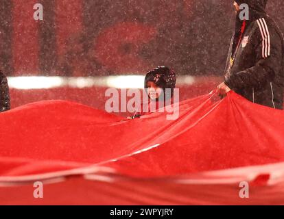 Harrison, NJ, États-Unis. 09 mars 2024. Un jeune fan tient le drapeau avant le match en MLS entre le FC Dallas et les Red Bulls de New York au Red Bull Arena de Harrison, NJ Mike Langish/CSM/Alamy Live News Banque D'Images