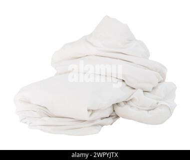 Couverture blanche froissée ou boule de linge de lit dans la chambre d'hôtel laissée désordonnée et sale après l'utilisation du client pendant la nuit est isolé un fond blanc avec cli Banque D'Images