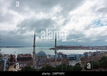 Mosquée Nusretiye et Galataport vue depuis le quartier de Cihangir. Istanbul photo de fond. Banque D'Images