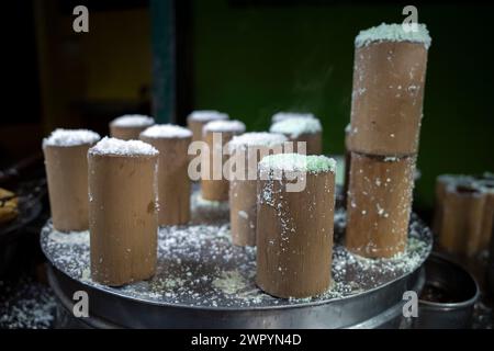 Kue Putu, cuisine de rue traditionnelle indonésienne, cuisine avec récipient en bambou. Banque D'Images