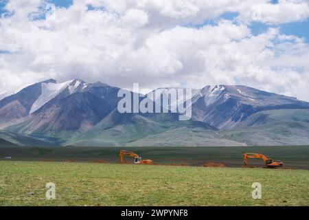 KHOVD, MONGOLIE - 06 JUILLET 2017 : construction de routes en Mongolie. Les pelles hydrauliques effectuent des travaux de terrassement. Banque D'Images