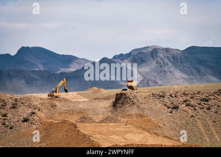 KHOVD, MONGOLIE - 06 JUILLET 2017 : construction de routes en Mongolie. Les pelles hydrauliques et les tombereaux effectuent des travaux de terrassement. Banque D'Images