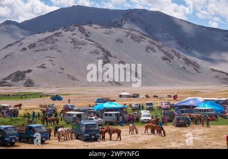 KHOVD, MONGOLIE - 06 JUILLET 2017 : camp nomade mongol. Les invités sont venus à la fête nationale et aux compétitions nationales de lutte. Banque D'Images