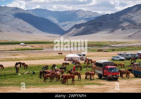 KHOVD, MONGOLIE - 06 JUILLET 2017 : camp nomade mongol. Les invités sont venus à la fête nationale et aux compétitions nationales de lutte. Banque D'Images