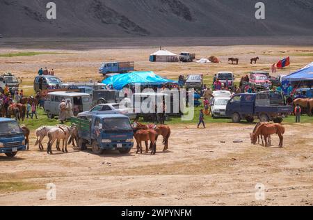 KHOVD, MONGOLIE - 06 JUILLET 2017 : camp nomade mongol. Les invités sont venus à la fête nationale et aux compétitions nationales de lutte. Banque D'Images