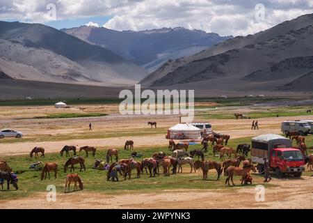 KHOVD, MONGOLIE - 06 JUILLET 2017 : camp nomade mongol. Les invités sont venus à la fête nationale et aux compétitions nationales de lutte. Banque D'Images