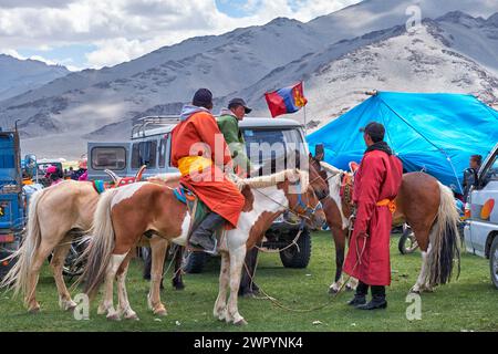 KHOVD, MONGOLIE - 06 JUILLET 2017 : camp nomade mongol. Les invités sont venus à la fête nationale et aux compétitions nationales de lutte. Banque D'Images