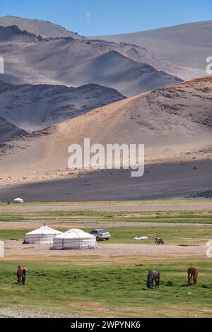 KHOVD, MONGOLIE - 06 JUILLET 2017 : camp nomade mongol. Chevaux et voiture près de yourte traditionnelle mongole. Banque D'Images