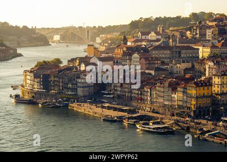 Vue aérienne de la vieille ville de Porto par le fleuve Douro, Portugal Banque D'Images