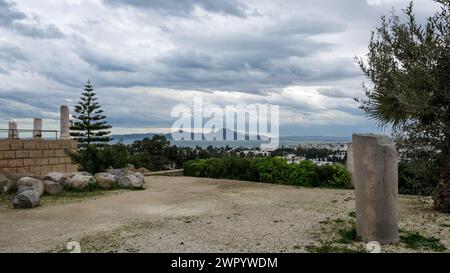 Vue du site archéologique de Carthage situé sur la colline de Byrsa, au cœur du gouvernorat de Tunis en Tunisie. Banque D'Images